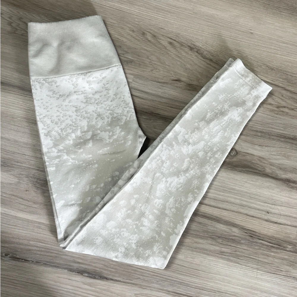 Fabletics High-Waisted Seamless Mist Legging Light Grey & White Size Small - Picture 3 of 9